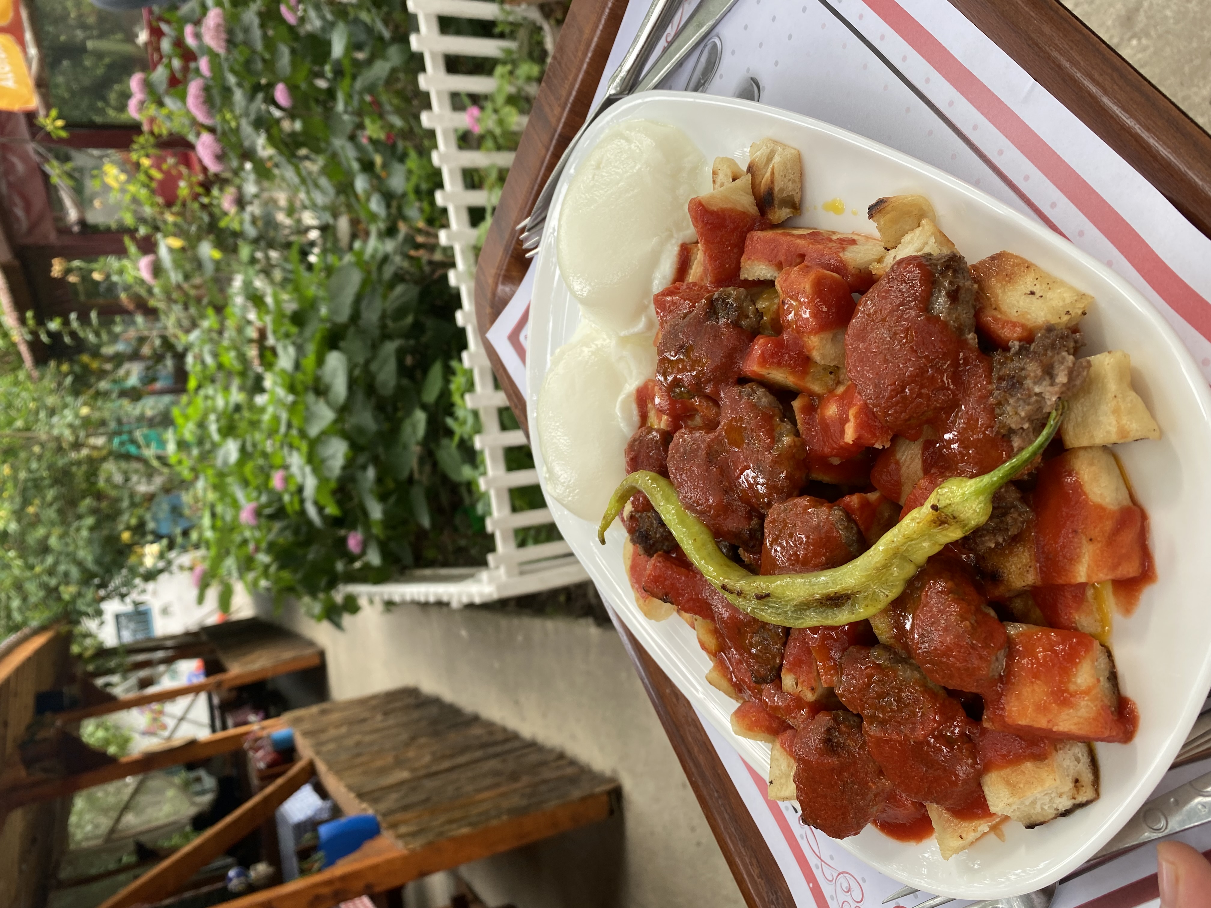 Frikadellen mit Pide-Brot